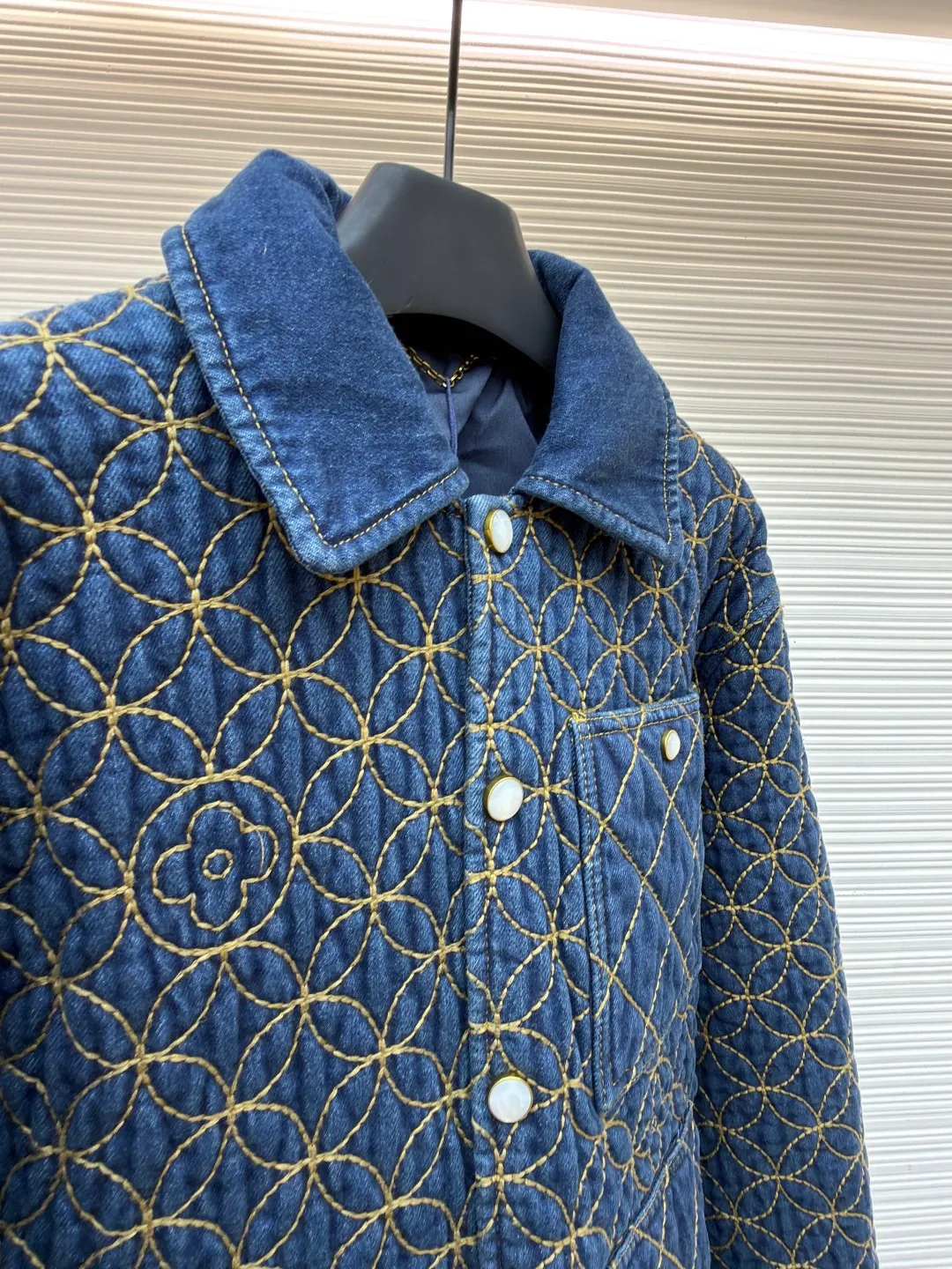 LOUIS VUITTON coin embroidered lapel denim cotton jacket ●Original version: purchased and developed by 22589 ●Item number: 1682368-D45 ●Fabric: cotton fabric ●Technology: embroidery production ●Color: blue ●Version: fitted version ●Weight: about 1725 grams ●Size: 44-46-48-50 ●Description: Based on denim fabric, this product breaks through the rough frame of traditional work jackets and achieves functional upgrades through built-in quilting and full-width quilting processes. The outer layer is made of high-quality denim, which is washed to give it a retro texture and soft touch; it is filled with polyester fiber filler, which is light, fluffy and has good warmth retention. It retains the texture of denim while maintaining softness, and is combined with the quilted cotton layer to balance warmth and stiffness. The core technology lies in full-width quilting: precise stitching is used to fix the filling and fabric to form a concave and convex three-dimensional pattern. The quilting stitching not only fixes the filling to avoid shifting, but also cleverly outlines the Dandy Monogram pattern, and gives the jacket a unique texture level. The logo is transformed into a three-dimensional texture to achieve the unity of functionality and decoration. The overall wiring is straight and delicate, the fabric is comfortable and soft, and the color is consistent without color difference. It can be matched with the same style to create a fashionable look and control various occasions. Customized accessories, complete with three standards, same style for men and women!